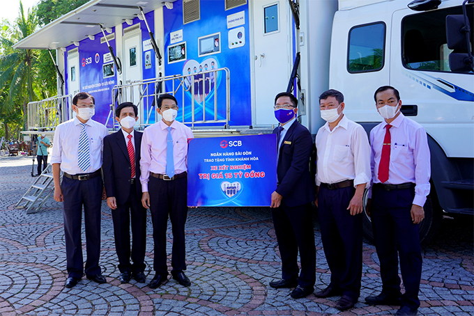Ngân hàng TMCP Sài Gòn trao tặng xe xét nghiệm Covid-19 lưu động cho tỉnh Khánh Hòa